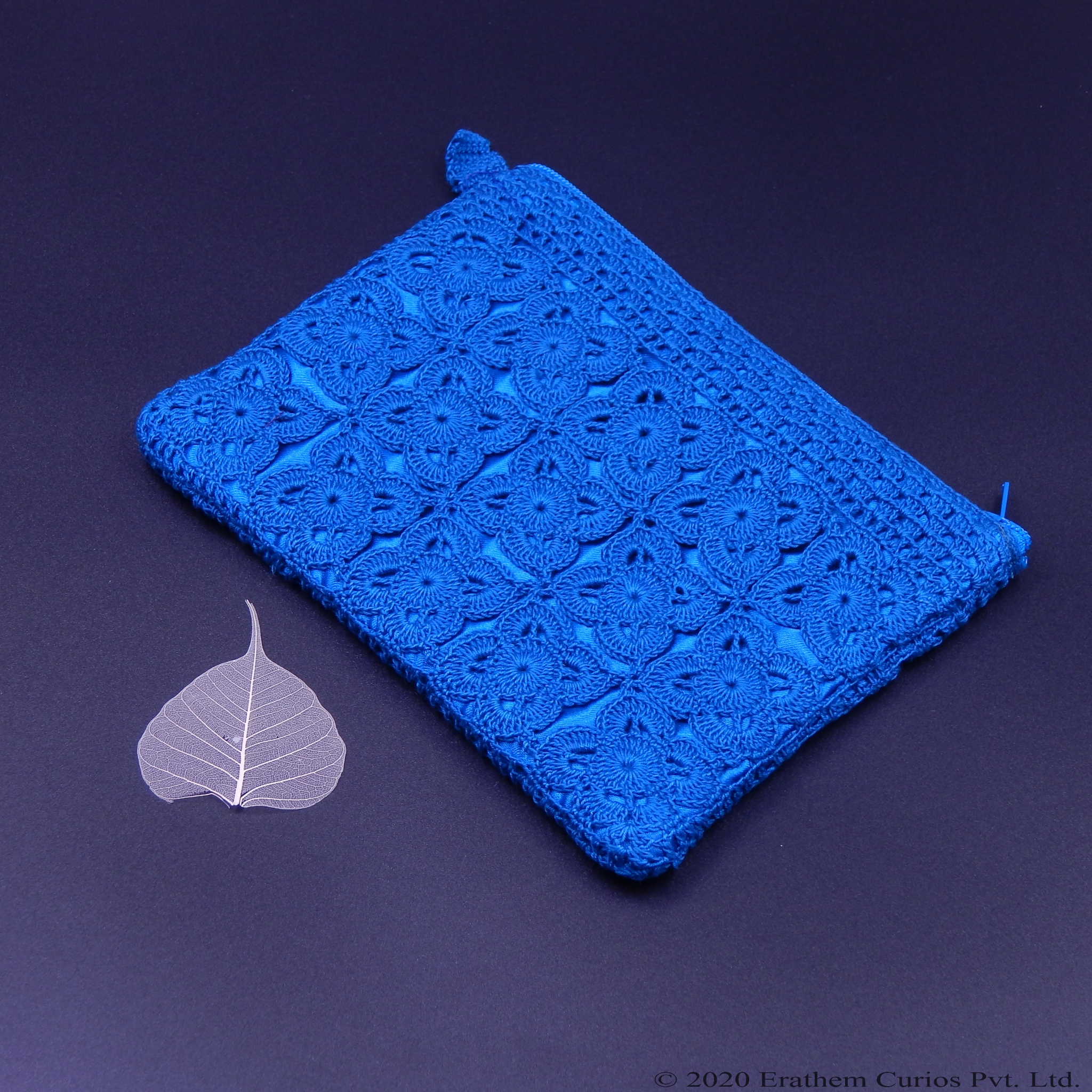 https://www.artzfly.com/image/cache/catalog/Images/Accessories/ang-cro-pou-0005/Crochet-Cotton-Blue-Wallet-With-Zipper-2048x2048.jpg